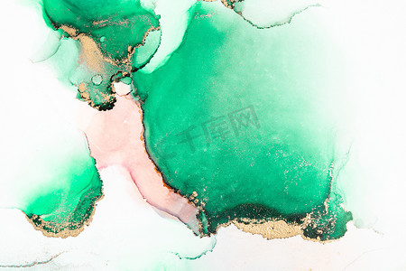 绿色水彩水墨摄影照片_大理石液体水墨艺术画在纸上的绿色金色抽象背景。