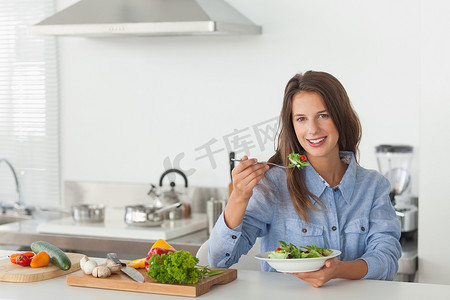 多拉多摄影照片_吃素食沙拉的女人