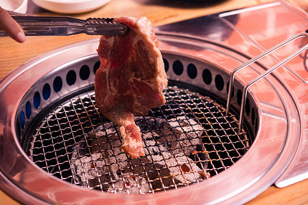 餐厅在炉灶上烤肉猪肉韩式烧烤传统风格