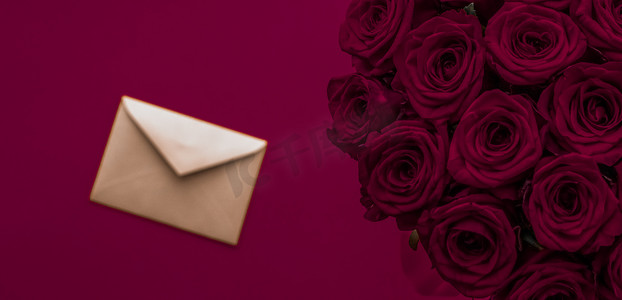 情人节送情书和鲜花，豪华的玫瑰花束和栗色背景的卡片，适合浪漫的假日设计