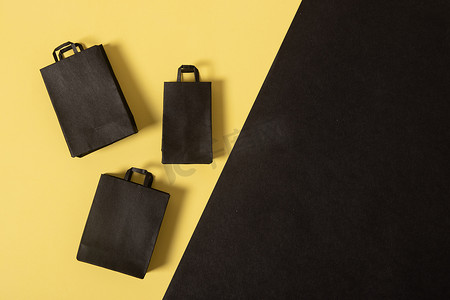 黑色星期五销售微型模拟购物袋黑色和黄色平躺