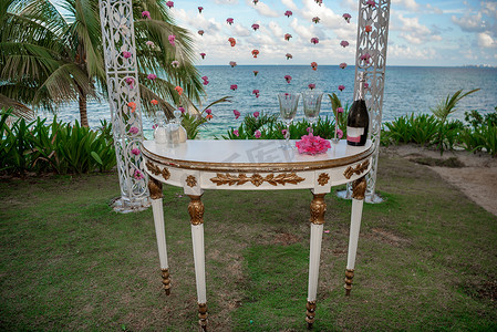 在海边装饰的婚礼仪式的白色桌子。