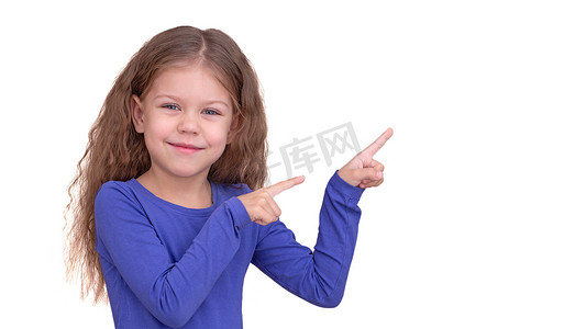 微笑而快乐的小女孩用食指在复制空间上展示