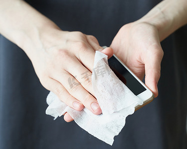 纸巾主图摄影照片_妇女在公共场所后洗手凝胶，预防新型冠状病毒2019-nCoV