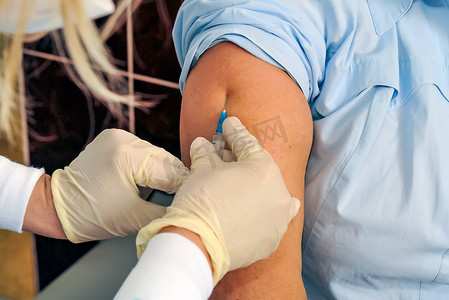 一个人在医疗机构接种疫苗。