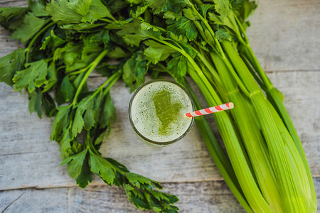 芹菜汁，健康饮料，木质背景上的一束芹菜
