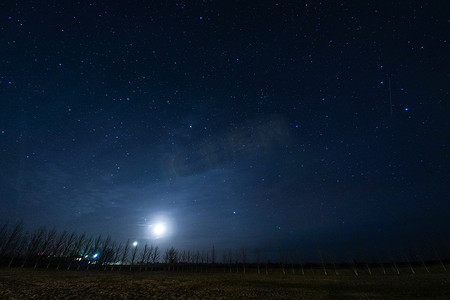 星空展板摄影照片_冰岛的草地和星空