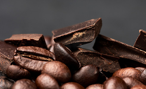 黑巧克力片和烤棕色罗布斯塔咖啡粒