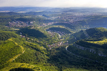 从无人机上俯瞰保加利亚延特拉和大特尔诺沃城市附近河流大弯的风景