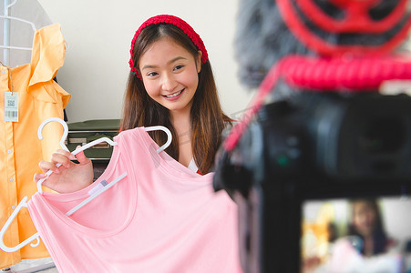 美女年轻亚洲Vlogger博主采访专业DSLR数码相机电影视频直播。