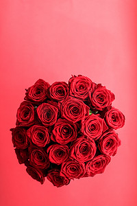 华丽的红玫瑰花束，盛开的花朵作为花卉节日背景