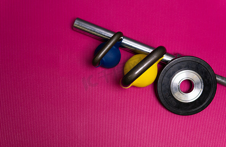 杆黄色运动重量红色蓝色绿色钢杠铃，从训练哑铃到健康房间毛巾，视图举重。
