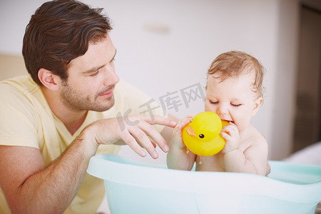 与爸爸和鸭子先生一起洗澡。