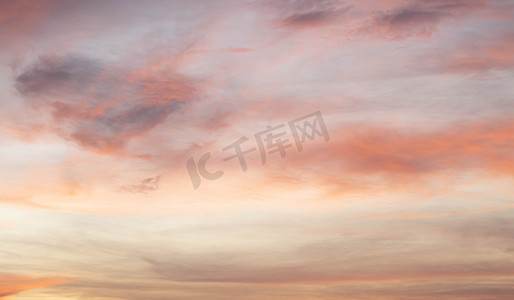 日落背景天空，粉色和橙色色调柔和模糊柔和的色彩