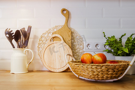 水果模板摄影照片_厨房内部的现代组合物，配有切菜板、水果