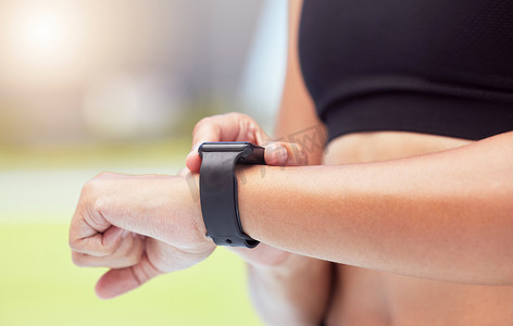 跑步者手上的智能手表可以跟踪女性跑步时间、健康统计数据并进行比赛训练。