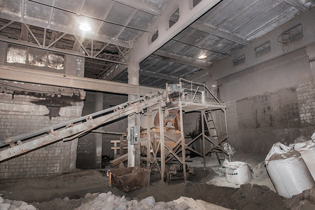 工厂或企业工业车间的旧传送带，用于处理沙子、土壤和土地工厂