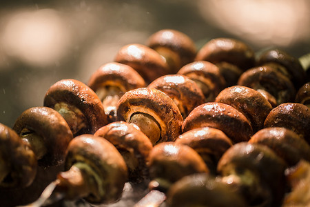 户外烤架上用蘑菇制成的素食串。