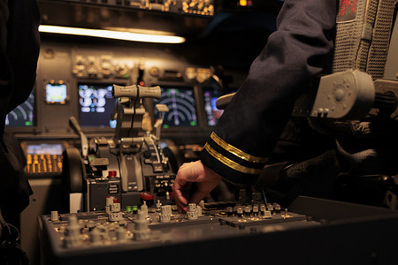 机组人员在仪表板上使用控制面板命令