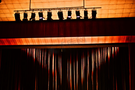红色幕布摄影照片_剧院的舞台灯光和红色幕布