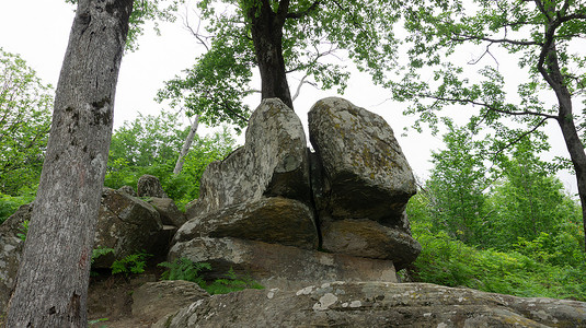 俄罗斯索契贝伦德耶沃王国漫长旅游路线尽头的山顶上的古老石头。