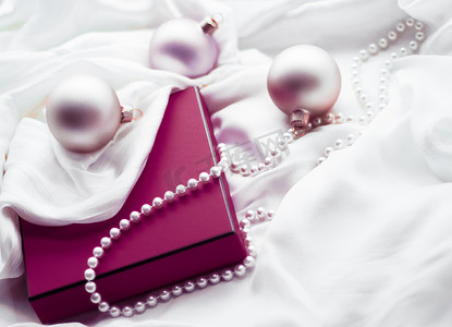 圣诞假期背景、节日小饰品和紫色古董礼盒作为奢侈品牌设计的冬季礼物