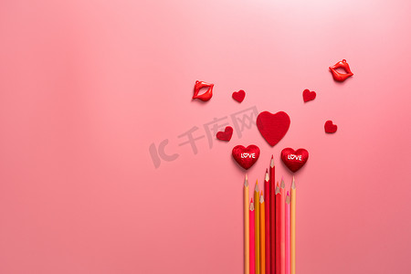 情人节概念、红心和彩色铅笔在粉红色 backg 上