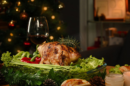 节日圣诞节或感恩节餐桌上的自制烤火鸡或鸡肉，各面都有