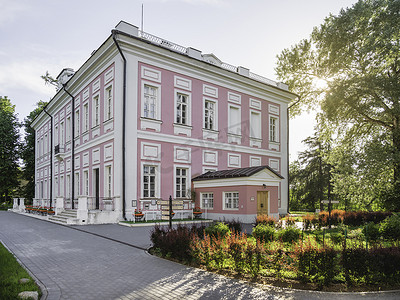 2018春天摄影照片_Bolshye Vyazemy，俄罗斯-2018 年 5 月 28 日。Bolshye Vyazemy 庄园博物馆，莫斯科地区的建筑地标。