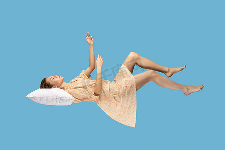 熟睡的女人漂浮在空中。