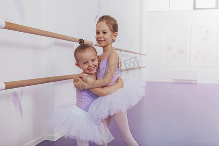 舞蹈课上两个可爱的小芭蕾舞演员