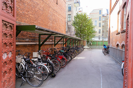 哥本哈根市中心的庭院，设有自行车停车场。
