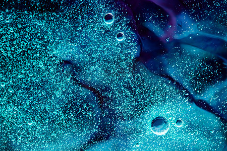 海蓝背景摄影照片_抽象海蓝宝石液体背景、油漆飞溅、漩涡图案和水滴、美容凝胶和化妆品质地、当代魔法艺术和科学作为豪华平板设计
