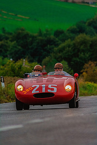 OSCA S187/750 1956 年在一辆旧赛车上参加 Mille Miglia 2020 著名意大利历史比赛（1927-1957）