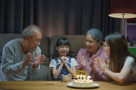 快乐的亚洲家庭祖父母和母亲庆祝生日聚会