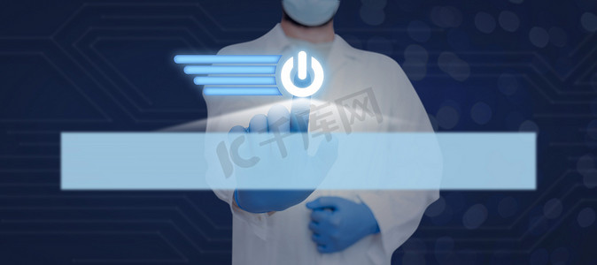 蓝色搜索栏摄影照片_戴面具和手套的医生指着电源按钮符号和搜索栏。