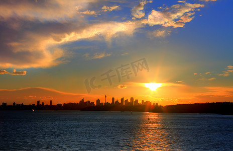 悉尼港的太阳落山与城市剪影
