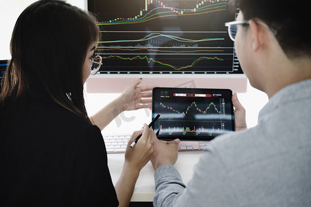 投资专家用笔指着平板显示器分析股市，教你如何盈利。