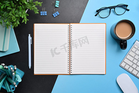 创意工作区的空笔记本、眼镜、文具和咖啡杯