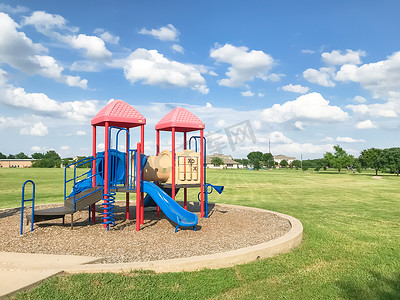美国德克萨斯州阳光明媚的日子里，绿色公园的儿童公共游乐场