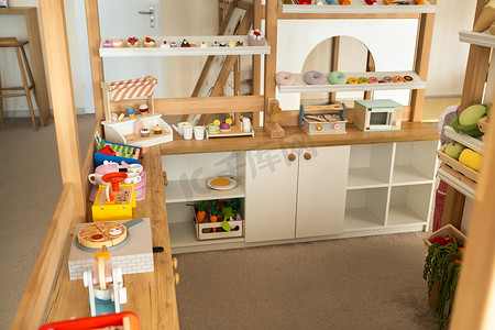 带餐具和人工食品的木制儿童游戏厨房