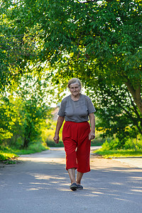 奶奶正走在路上。