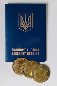 库存记录摄影照片_带有比特币金币的 Urkainian 护照。