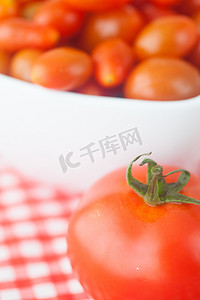樱桃番茄和格子布碗里的番茄