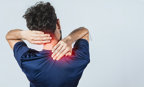 身体受伤摄影照片_有肩颈问题的人的特写、在孤立的背景下触摸肩膀的酸痛人、腰椎和肌肉问题的概念