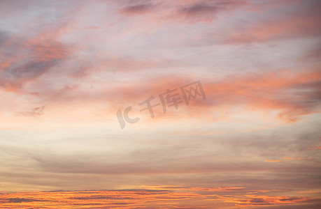 红云彩摄影照片_日落背景天空，粉色和橙色色调柔和模糊柔和的色彩