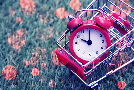 购物车上的红色时钟，时间不足，浪费时间，购买时间，购物理念，商业理念。