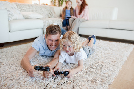 父亲和儿子玩电子游戏
