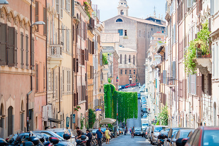 直播氛围图摄影照片_意大利罗马古老美丽的空荡荡的街道上停满了汽车。