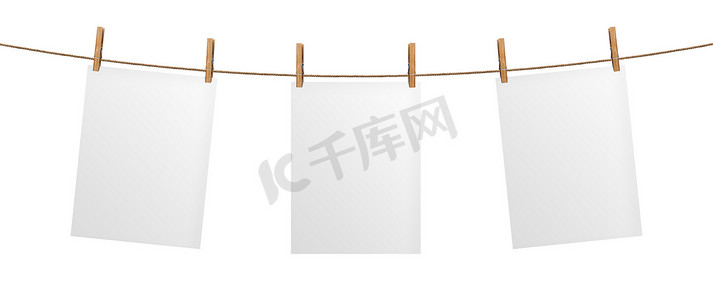 挂在绳子上的空纸片，隔离在白色背景上，为您的项目模拟，海报模板